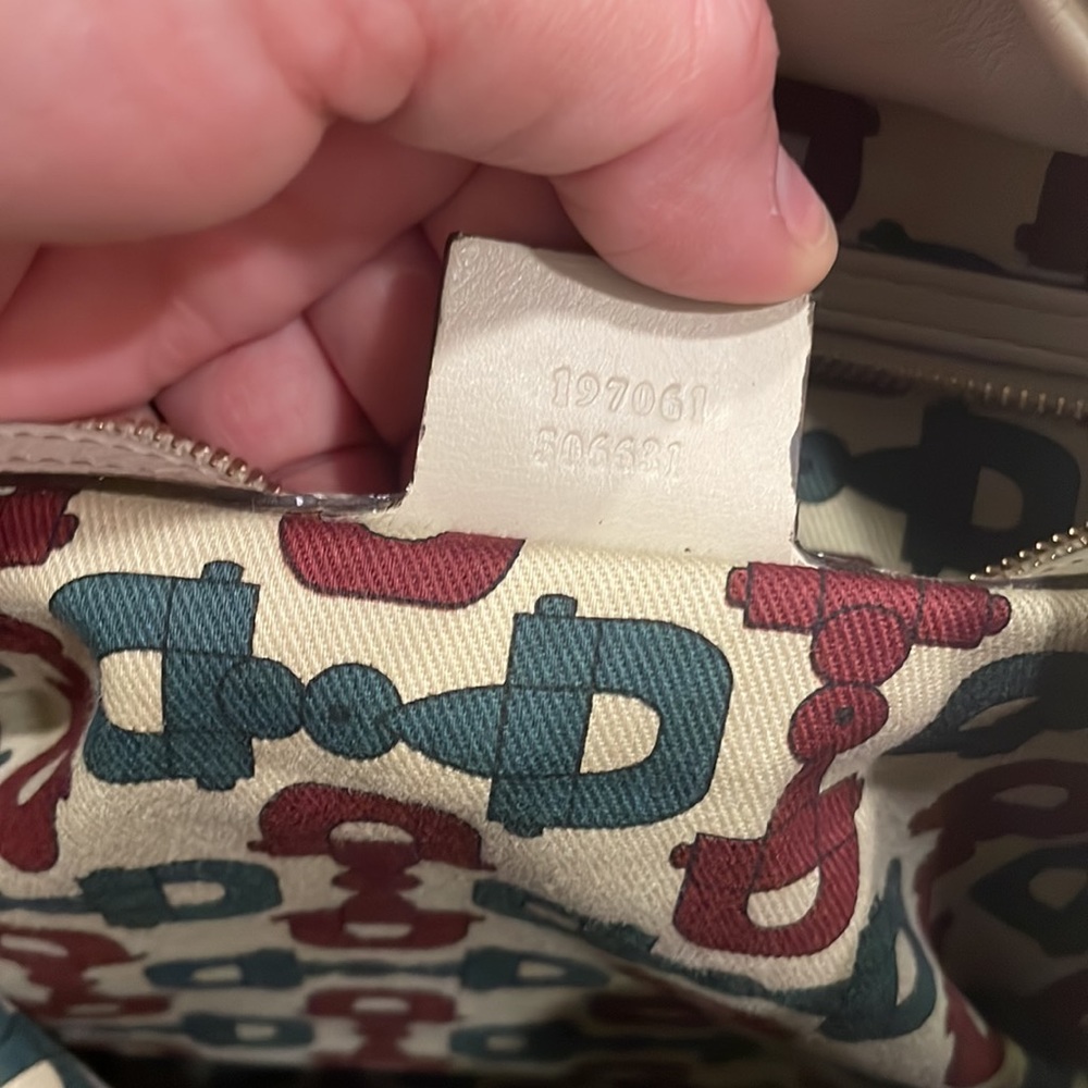 Gucci
Medium Signature Hysteria Tote - Picture 15 of 16